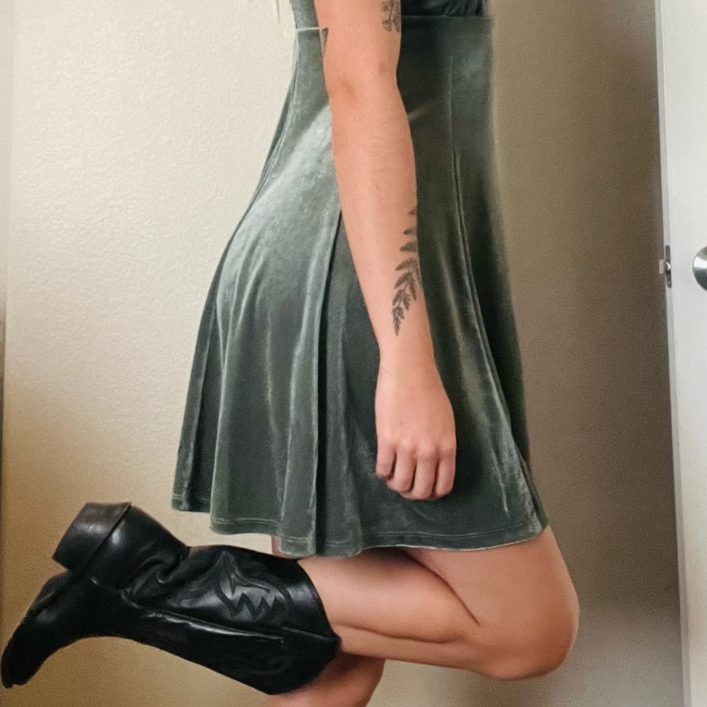 Adorable light green velvet dress - Picture 5 of 5